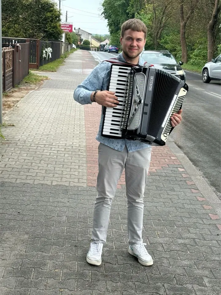Muzyk Maxis z akordeonem