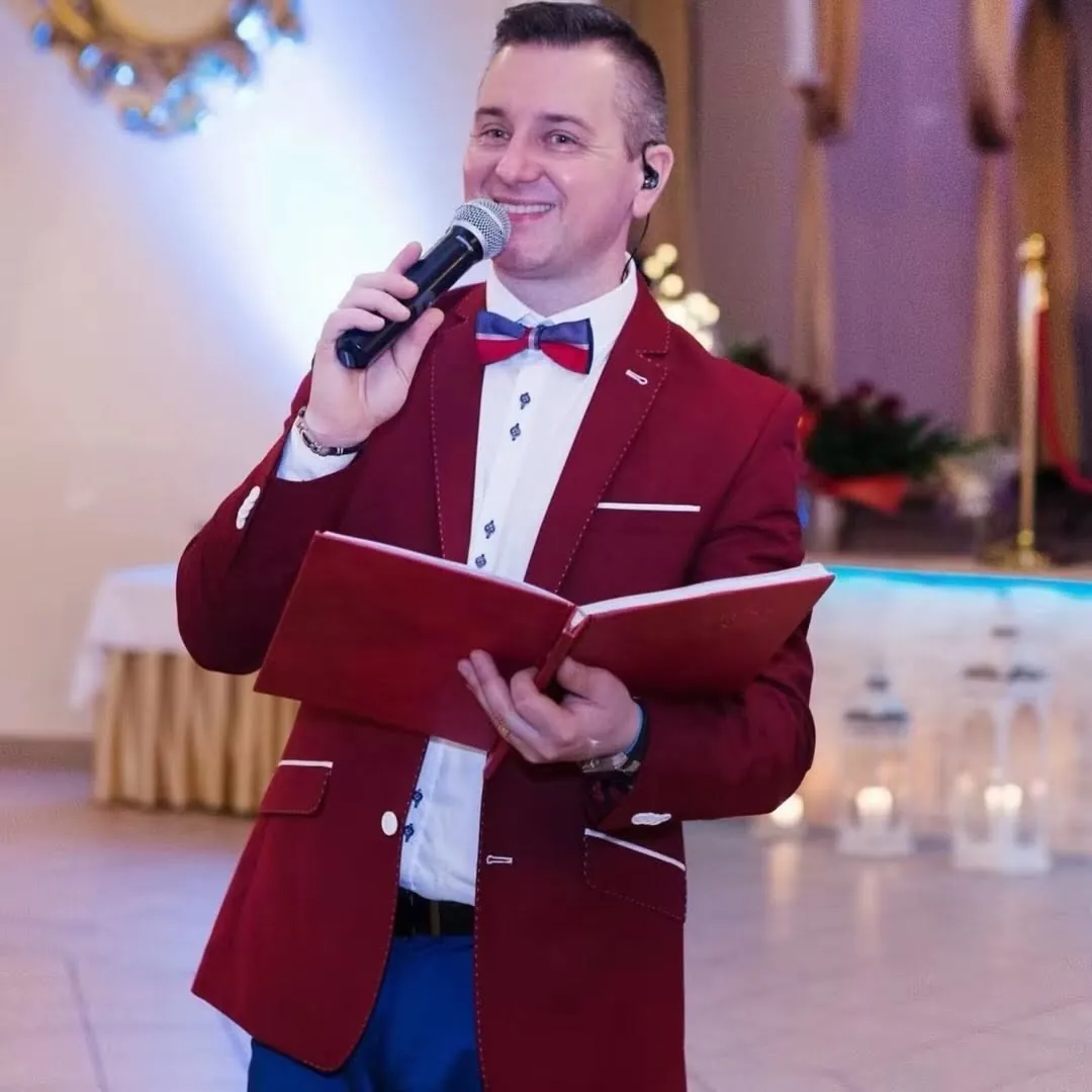 Wodzirej Maxis prowadzi wesele z księgą scenariusza w ręku